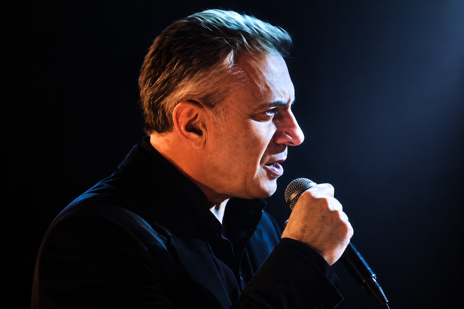 Juan Carlos Puig cantando